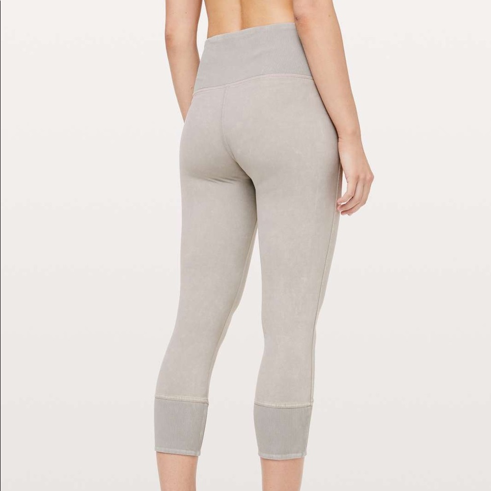 Lululemon Gray Wunder Under Cropped Leggings.